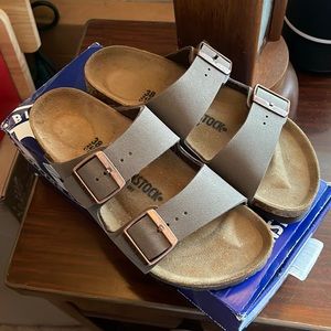 Birkenstocks only worn in house to try on, excellent condition.